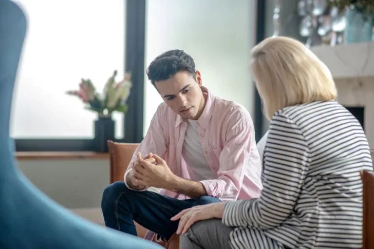 virtual-iop-recovery-alabama teen boy asking therapist about virtual IOP for recovery care